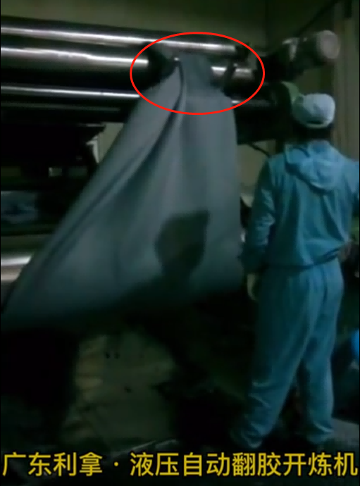 液壓自動(dòng)翻膠開煉機(jī)視頻